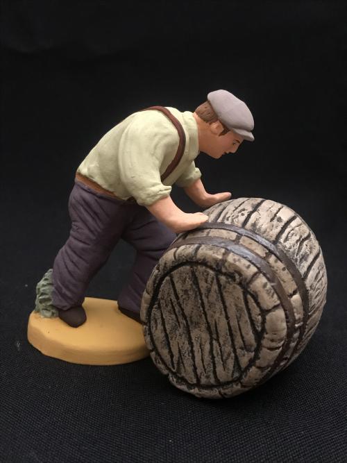 Homme poussant un tonneau   42 €