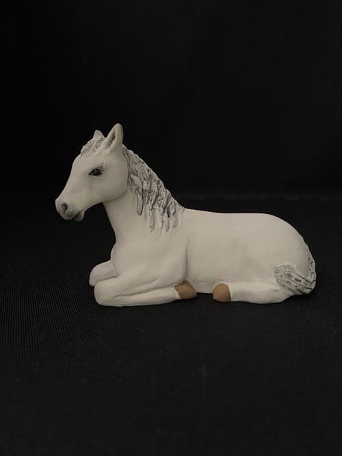 Cheval Camargue couche - 27 €