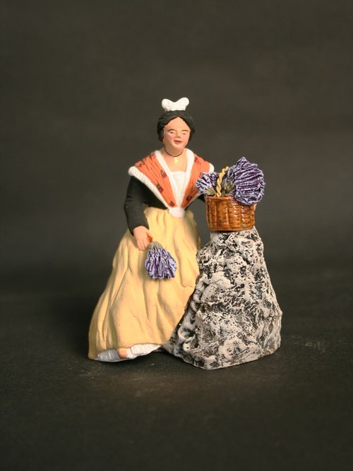 Mireille assise à la lavande - 32 €