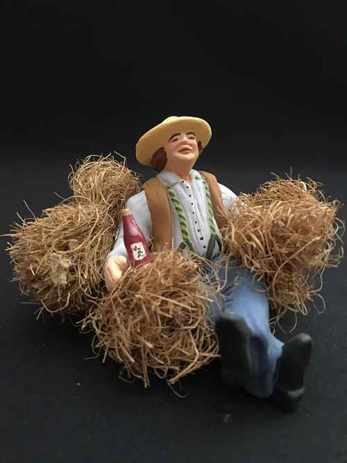 Paysan assis dans le foin   27 €