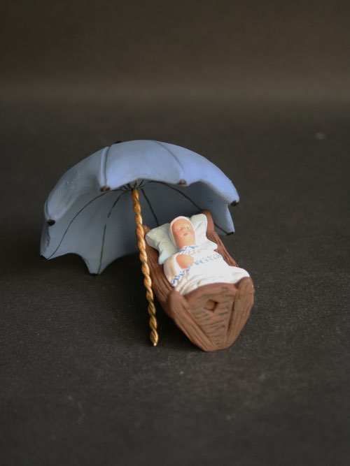 Petit enfant dans son brès - 27 €