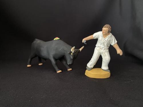 Taureau en course et razeteur